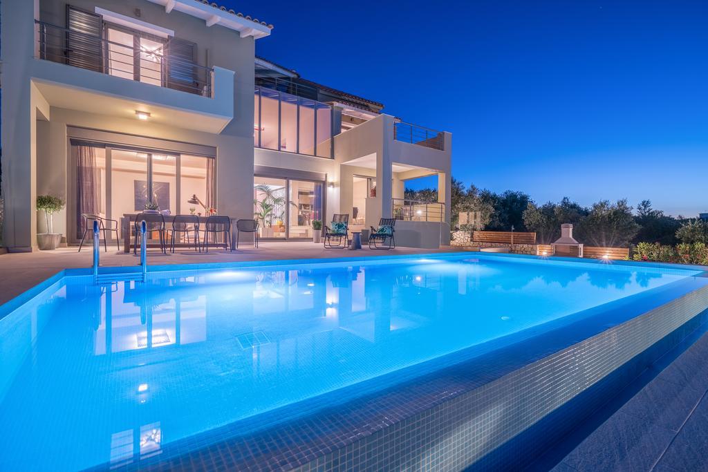 Akemi Luxury Villa Циливи Екстериор снимка